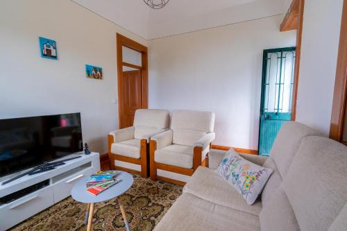 Sleep Among the Bananas! Rustic Cottage with Trails at Your Doorstep