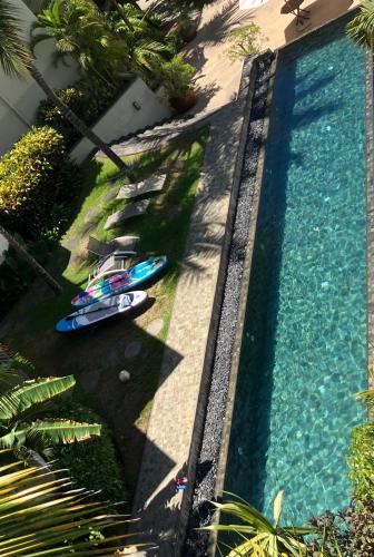 a boat is parked next to a swimming pool at sea beach pool in Bain Boeuf