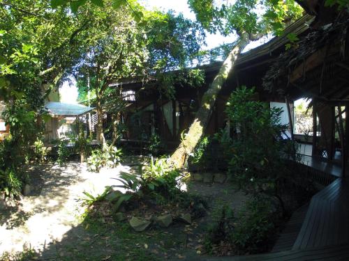 Κήπος έξω από το Bukit Raya Guesthouse