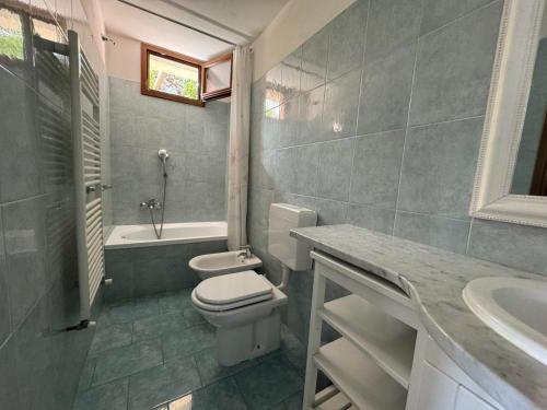 ein Badezimmer mit Toilette, Badewanne und Waschbecken in der Unterkunft Cottage con vista mozzafiato sul mare - Monterosso al mare in Monterosso al Mare