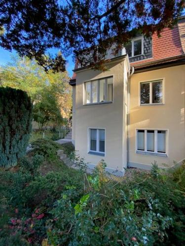 een groot wit gebouw voor een huis bij Quartier an der Elbe in Dresden