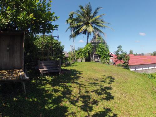 Κήπος έξω από το Bukit Raya Guesthouse