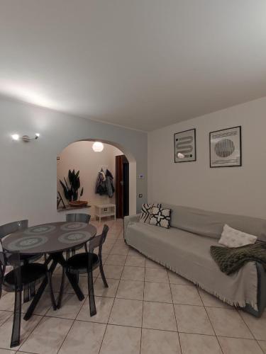 a living room with a couch and a table at Appartamento Pi in Varese