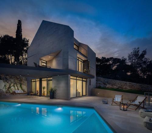 Unique 4-Bedroom Villa SemperVivum with pool in Sutivan