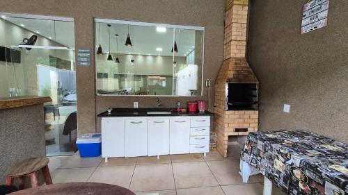 eine Küche mit Spüle und Arbeitsplatte in der Unterkunft Casa Colorado Thermas Laranjais Olimpia in Olímpia