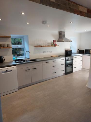 Swallows Rest Cottage - 3 Bedrooms - Nr Looeにあるキッチンまたは簡易キッチン