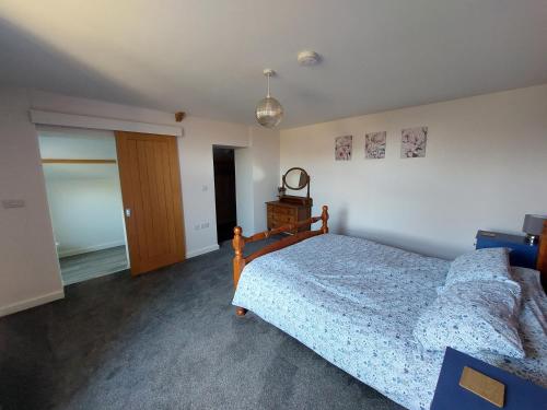 Swallows Rest Cottage - 3 Bedrooms - Nr Looeにあるベッド