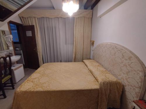 威尼斯Alloggi Acquavita - checkin at "Alloggi SS Giovanni e Paolo"的房间里有一张床的卧室