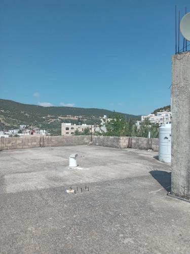 a large parking lot with a bunch of birds in it at Leith Holiday Home in ‘Ayn Jannā