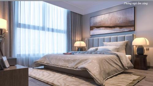 ein Schlafzimmer mit einem großen Bett und einem großen Fenster in der Unterkunft Northern Diamond Golfstay in Hanoi