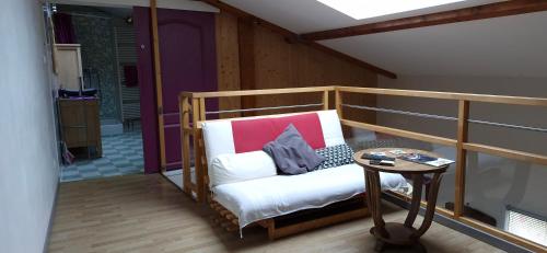 un petit balcon avec une chaise et une table dans l'établissement La Roue, logement indépendant, jolie vue, à Vindry-sur-Turdine