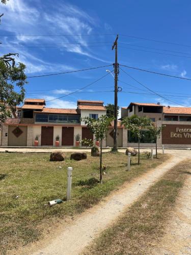 a dirt road in front of a building at Pousada Bon Vivant in Cabo Frio
