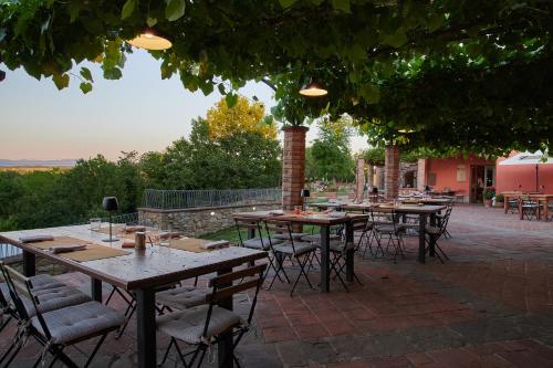 a row of tables and chairs sitting on a patio at Casa Vacanze Le Fornaci in Laterina