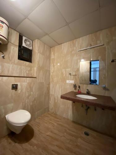 a bathroom with a toilet and a sink at Hotel Signature Villa in Jodhpur