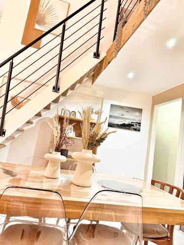 une salle à manger avec une table et des chaises et un escalier dans l'établissement Spacious Loft, Duplex, Old Town, 3 bedrooms - EASY CHECK-IN, à Nice