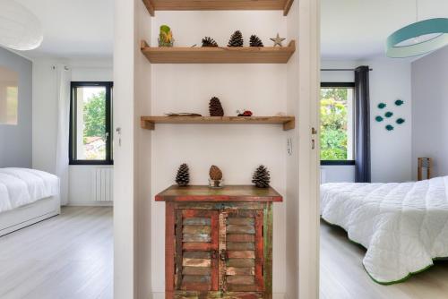 - une chambre avec une cheminée en briques à côté d'un lit dans l'établissement Maison de la Source - Piscine chauffée, proche plage du Betey, à Andernos-les-Bains