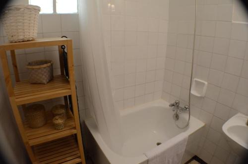 une salle de bain avec une baignoire blanche et un lavabo dans l'établissement Gite du Relarguier, maison de village en Luberon, Provence, à Mérindol