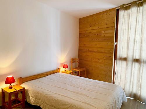 - une chambre avec un lit et 2 tables avec des lampes dans l'établissement Appartement Lumineux 3 Pièces au Pied des Pistes avec Balcon à Villard-de-Lans - FR-1-515-6, à Villard-de-Lans