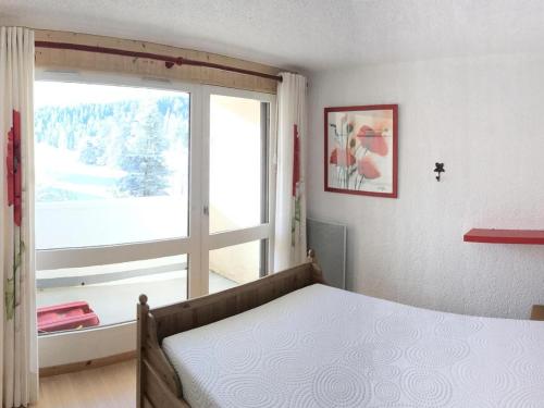 une chambre avec un lit et une grande fenêtre dans l'établissement Magnifique 2 pièces avec coin nuit, balcons sud, au pied des pistes de Corrençon-en-Vercors - FR-1-515-17, à Corrençon-en-Vercors