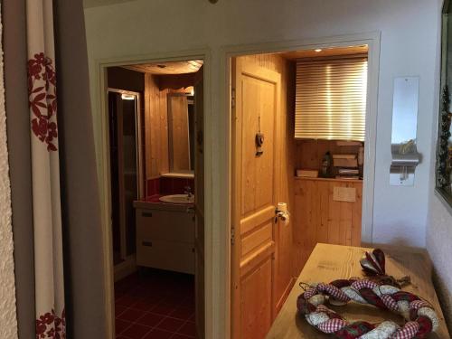 une cuisine avec une table et un comptoir dans l'établissement Magnifique 2 pièces avec coin nuit, balcons sud, au pied des pistes de Corrençon-en-Vercors - FR-1-515-17, à Corrençon-en-Vercors