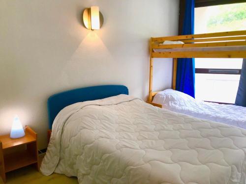 une chambre avec un lit et un lit superposé dans l'établissement Appartement 43m² pied des pistes avec parking et WIFI - FR-1-515-40, à Villard-de-Lans