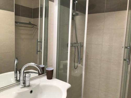 une salle de bain avec un lavabo et une douche dans l'établissement Studio cabine au pied des pistes de Corrençon-en-Vercors - FR-1-515-70, à Corrençon-en-Vercors