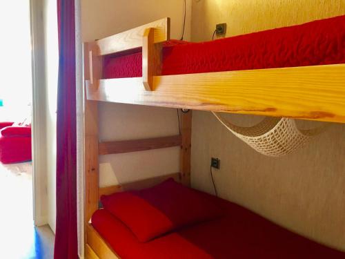 Zimmer mit 2 Etagenbetten in Rot und Gelb in der Unterkunft Studio cabine avec vue sur montagne à Villard-de-Lans - FR-1-515-68 in Villard-de-Lans
