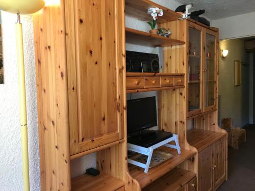 Cette chambre dispose d'une armoire en bois et d'une télévision. dans l'établissement Studio au Pied des Pistes à Corrençon, Balcon Plein Sud, Proche Golf et Randonnées - FR-1-515-83, à Corrençon-en-Vercors