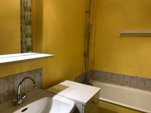 une salle de bain avec un lavabo et une baignoire dans l'établissement Studio au Pied des Pistes à Corrençon, Balcon Plein Sud, Proche Golf et Randonnées - FR-1-515-83, à Corrençon-en-Vercors