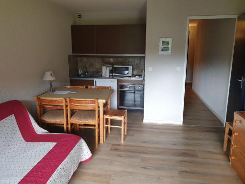 une cuisine et une salle à manger avec une table et des chaises dans l'établissement Studio cosy avec balcon au pied des pistes et proche du golf à Corrençon-en-Vercors - FR-1-515-100, à Corrençon-en-Vercors
