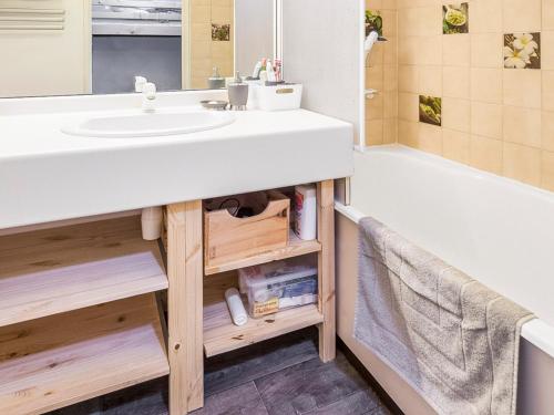 une salle de bain avec un lavabo et une baignoire dans l'établissement Studio cabine rénové avec parking couvert et casier à ski, proche centre - FR-1-515-96, à Villard-de-Lans