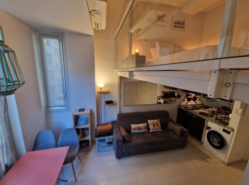 un soggiorno con divano e letto a soppalco di Carré d'Or Star Loft a Nizza