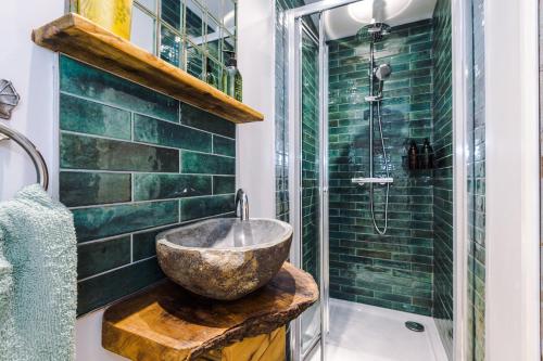 a bathroom with a bowl sink and a shower at The Goose lodge in Calveley