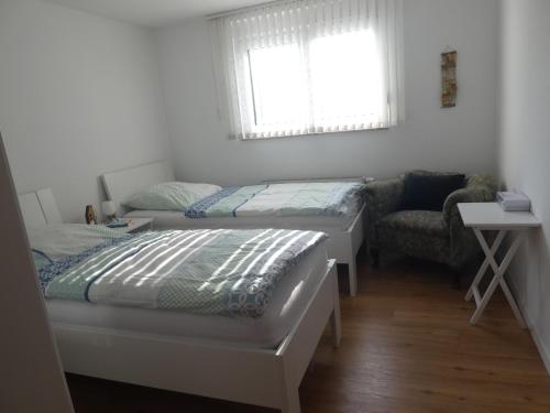 Postel nebo postele na pokoji v ubytování Gäste-und Ferienwohnung Magdeburg Alt-Olvenstedt, zwei Schlafzimmer, Treppenlift, ruhige Lage, Nähe Klinikum und Abfahrten A 2 und A 14