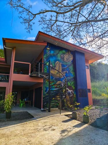 a mural painted on the side of a building at Vista Mundo Centrar in San Ramón