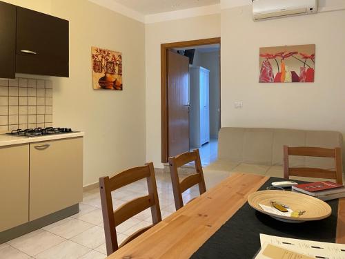 a kitchen and dining room with a table and chairs at Dimora degli Stradioti in Maschito
