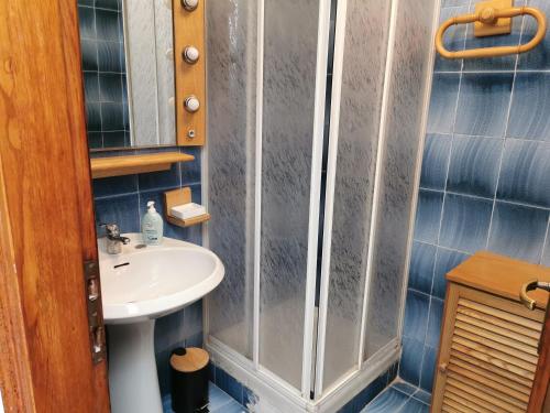 un baño con ducha y lavabo en ROCCA DI SAN MICHELE, en Rapallo