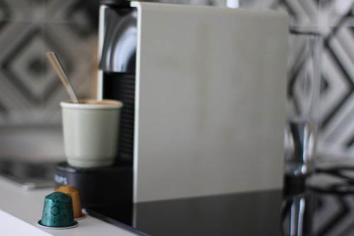 une tasse de café assise au-dessus d'un comptoir dans l'établissement Le Pixie Modern studio Easy airport access, à Toulouse