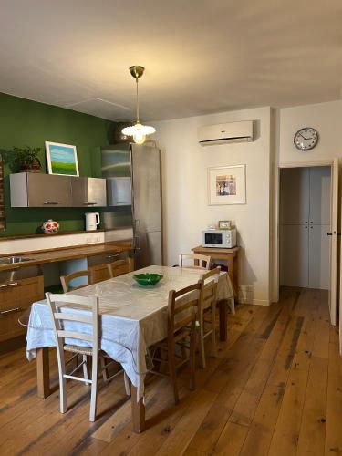 a kitchen and dining room with a table and chairs at Frescos house in Pisa