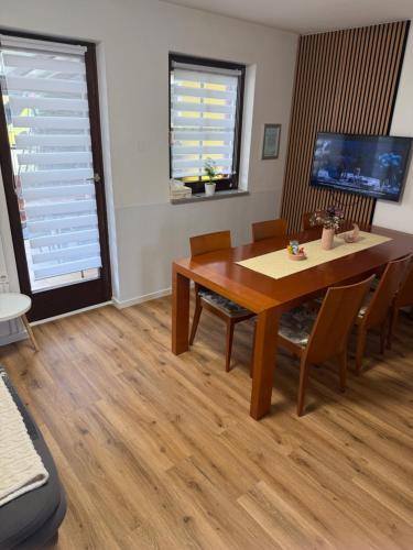 Televisyen dan/atau pusat hiburan di La Hiška Čatež with Thermal Riviera Tickets