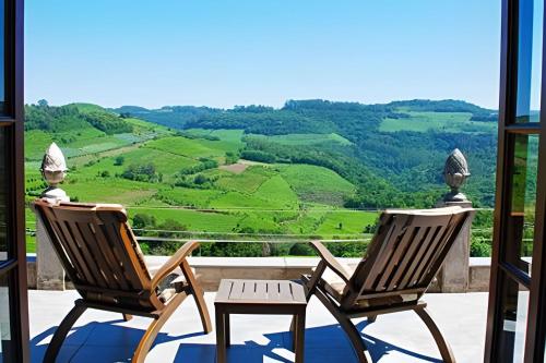 two chairs on a balcony with a view of the mountains at Pousada Borghetto – Charme e Exclusividade no Vale dos Vinhedos in Bento Gonçalves