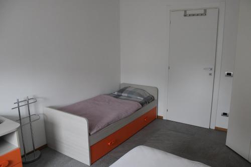 a small bedroom with a small bed in a room at Casa Silvia in Germignaga