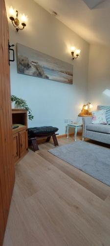 un salon avec un canapé et une table dans l'établissement Wesley House Holidays - Choice of 2 Quirky Cottages in 4 private acres, à Redruth