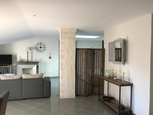 un salon avec un canapé et une table dans l'établissement Trés beau loft Loft 70m2, à Avignon