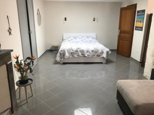 une chambre avec un lit et un sol carrelé dans l'établissement Trés beau loft Loft 70m2, à Avignon