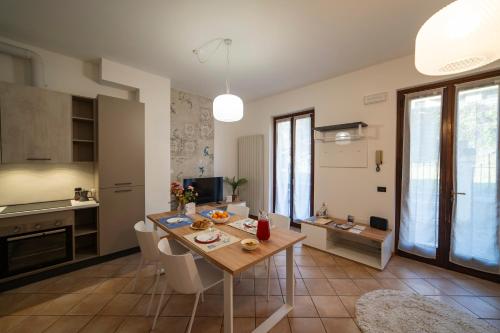 Køkken eller tekøkken på La Casa dei Carta-new & chic