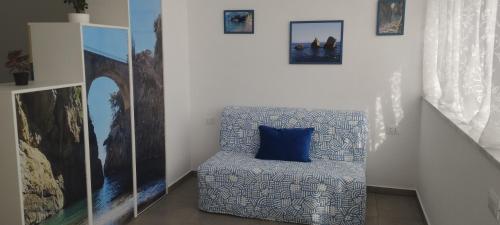 een blauw kussen op een stoel in een kamer bij Alta Quota RELAX on the SEA in Salerno