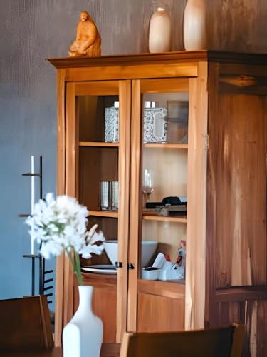 a cabinet with a cat sitting on top of it at Pousada Borghetto – Charme e Exclusividade no Vale dos Vinhedos in Bento Gonçalves