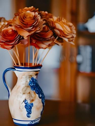 a blue and white vase with flowers in it at Pousada Borghetto – Charme e Exclusividade no Vale dos Vinhedos in Bento Gonçalves