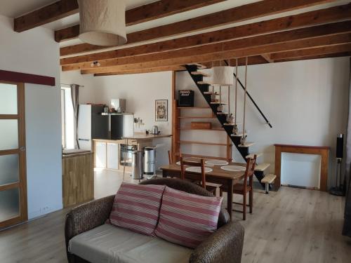 un salon avec un canapé et une table dans l'établissement Duplex centre de Le Palais, au Palais